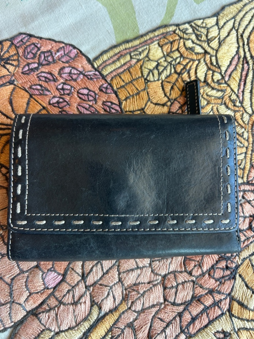 Fossil Genuine Leather Black Trifold Wallet with Contrast Stitching
